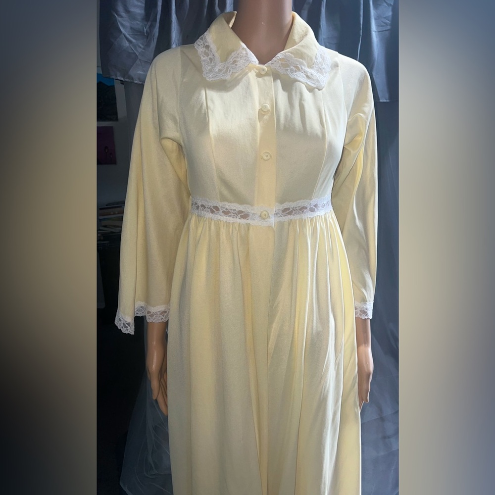 $15 GORGEOUS VINTAGE ROBE SIZE SMALL~$15 WHEN BUNDLED WITH 3 OR MORE ITEMS
